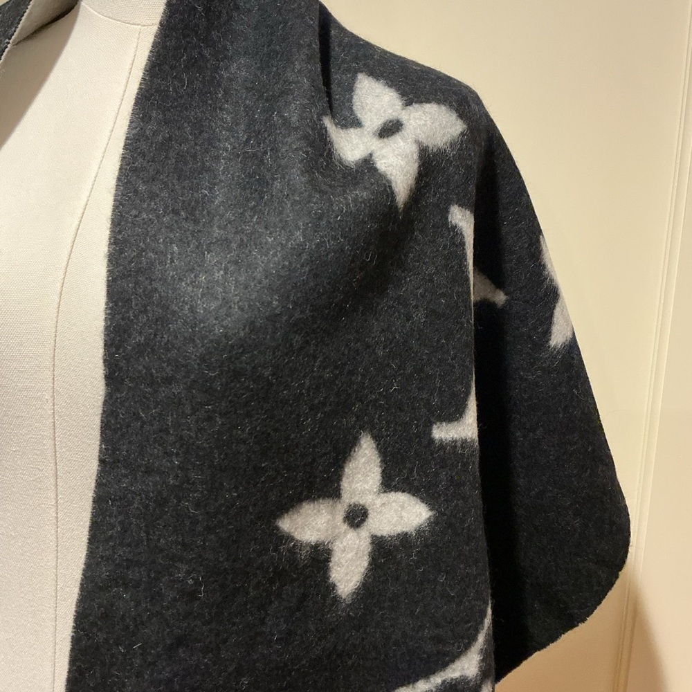 NWOT Louis Vuitton Monogram Black and White Cashmere Shawl Scarf, 170 x 45 cm - Picture 2 of 6